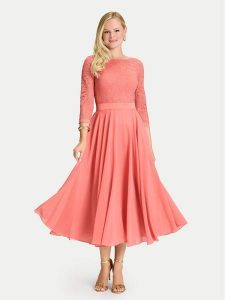 Swing Sukienka koktajlowa 77761710 Koralowy Regular Fit. Pomarańczowe sukienki Swing, bez wzorów, z syntetyku, wizytowe, bez kołnierzyka, bez ramiączek. Za 539,99 zł.