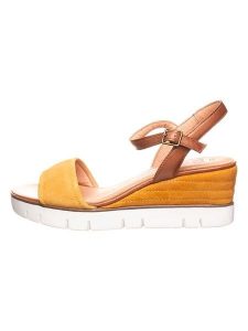 Marco Tozzi Skórzane sandały w kolorze żółto-brązowym na koturnie rozmiar: 37. Brązowe sandały Marco Tozzi, bez wzorów, z otwartym noskiem, bez obcasa, na koturnie, bez zapięcia. Za 128,25 zł.