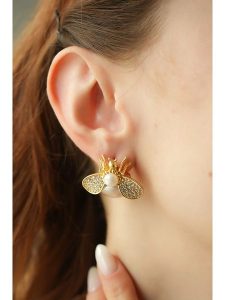 L'Atelier de Gaia Pozłacane kolczyki-wkrętki z perłami i cyrkoniami rozmiar: onesize. Białe kolczyki L'Atelier de Gaia, z cyrkonią, pozłacane. Za 82,99 zł.