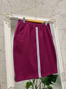 Fioletowa dresowa spódnica Bea na gumce OSTATNIE SZTUKI PLUS SIZE XXL. Fioletowe spódnice Moda Size Plus Iwanek, l, z aplikacjami, z bawełny, eleganckie, plus size, midi. W wyprzedaży za 49,90 zł.