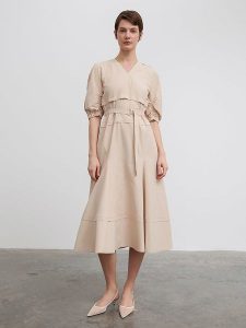 BGN Sukienka w kolorze beżowym rozmiar: 34. Brązowe sukienki BGN, na imprezę, bez wzorów, bez kołnierzyka, bez ramiączek, midi. Za 86,99 zł.