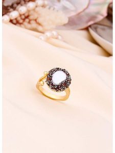 L'Atelier de Gaia Pozłacany pierścionek z perłą i cyrkoniami rozmiar: onesize. Białe pierścionki L'Atelier de Gaia, z cyrkonią, pozłacane. Za 39,99 zł.