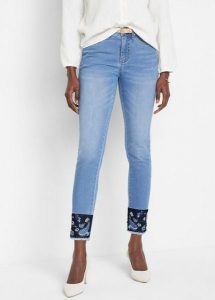 Dżinsy slimt fit ze średnim stanem ze stretchem. Niebieskie jeansy bonprix, bez wzorów, z jeansu. Za 139,99 zł.