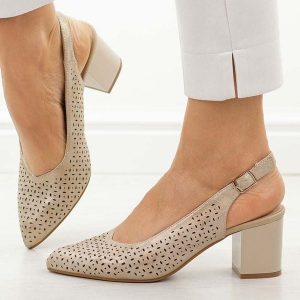 Złote skórzane ażurowe czółenka damskie Jezzi 2263A-5. Żółte czółenka Jezzi, w ażurowe wzory, ze skóry, bez obcasa, na słupku, bez zapięcia. Za 219,00 zł.