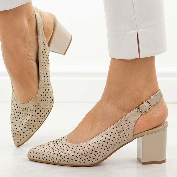 Złote skórzane ażurowe czółenka damskie Jezzi 2263A-5. Żółte czółenka Jezzi, w ażurowe wzory, ze skóry, bez obcasa, na słupku, bez zapięcia. Za 219,00 zł.