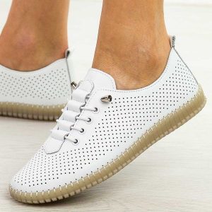 Białe skórzane półbuty damskie Filippo Dp6140/26. Białe półbuty Filippo, na jesień, w ażurowe wzory, z jeansu, z okrągłym noskiem, bez obcasa, na płaskiej podeszwie, bez zapięcia. Za 219,00 zł.