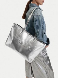 Guess Jeans Torebka CWBEO-GUESS-B-015-09 Srebrny. Szare shopper bag Guess Jeans, z aplikacjami, z jeansu, bez dodatków. Za 269,99 zł.