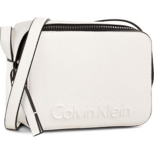 Torebka CALVIN KLEIN BLACK LABEL - Edge Small Crossbody K60K604004 101. Białe torebki klasyczne marki Calvin Klein Black Label. W wyprzedaży za 269,00 zł.
