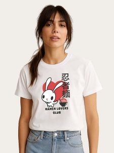 WOOOP Koszulka "Torc Ramen Lovers Club Bunny" w kolorze białym rozmiar: L. Białe bluzki Wooop, l, bez wzorów, z bawełny, bez kołnierzyka, bez ramiączek. Za 56,99 zł.