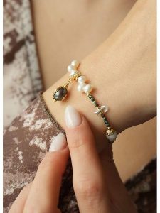 L'Atelier de Gaia Pozłacana bransoletka z perłami i turkusami rozmiar: onesize. Białe bransoletki L'Atelier de Gaia, z perłą, pozłacane. Za 52,99 zł.