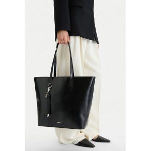 Torebka Lasocki. Czarne torebki klasyczne Lasocki, bez wzorów, bez dodatków. Za 199,99 zł.