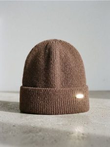 Czapka beanie z naszywką - beżowy. Brązowe czapki Sinsay, z aplikacjami. Za 19,99 zł.