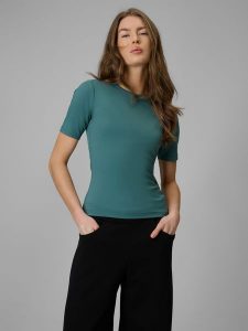 4F T-shirt slim gładki damski - turkusowy S. Niebieskie t-shirty 4f, s, bez wzorów, z materiału, bez kołnierzyka, bez ramiączek. Za 79,99 zł.