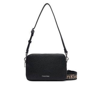Torebka Calvin Klein. Czarne listonoszki Calvin Klein, bez wzorów, bez dodatków. Za 409,99 zł.