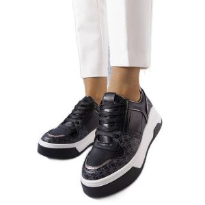 Czarne sneakersy zdobione monogramem Grandbois. Czarne trampki z aplikacjami, przed kostkę, bez zapięcia. Za 90,59 zł.