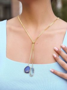 Pierres de Jade Pozłacany naszyjnik z elementami ozdobnymi - dł. 50 cm rozmiar: onesize. Niebieskie naszyjniki Pierres de Jade, z lazurytem, pozłacane. Za 93,07 zł.