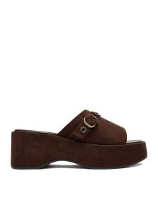 Guess Jeans Klapki CEO-HY20091-1 Brązowy. Brązowe klapki Guess Jeans, z aplikacjami, z jeansu, bez obcasa. Za 249,99 zł.