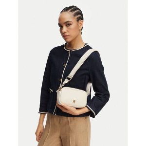 Torebka Tommy Hilfiger. Białe listonoszki TOMMY HILFIGER, bez wzorów, bez dodatków. Za 409,99 zł.