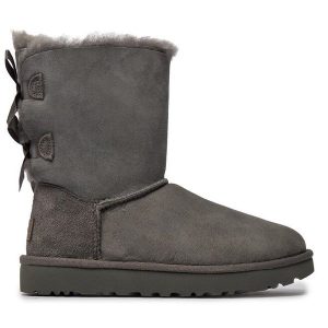 Śniegowce Ugg. Szare buty zimowe Ugg, bez obcasa, bez zapięcia. Za 819,99 zł.