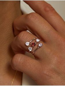 Les Petites Précieuses Srebrny pierścionek z kamieniami szlachetnymi rozmiar: 54. Czerwone pierścionki Les Petites Précieuses, z granatem, srebrne. Za 165,99 zł.