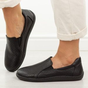 Czarne skórzane półbuty damskie barefoot M.Daszyński Ol38-2. Czarne półbuty M.Daszyński, na jesień, bez wzorów, z jeansu, bez obcasa, na płaskiej podeszwie, bez zapięcia. W wyprzedaży za 197,10 zł.