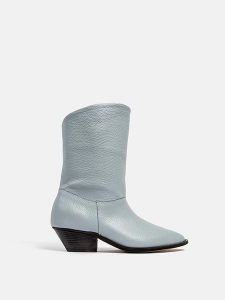 Loft37 Skórzane botki w kolorze błękitnym rozmiar: 36. Niebieskie botki Loft37, bez wzorów, ze skóry, bez obcasa, bez zapięcia. Za 369,84 zł.