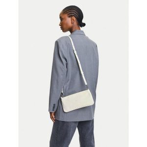 Torebka Calvin Klein Jeans. Białe listonoszki Calvin Klein Jeans, bez wzorów, z jeansu, bez dodatków. Za 189,99 zł.