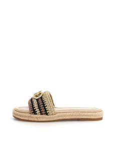 Guess Sandały 181337 Czarny. Czarne sandały Guess, z aplikacjami, bez obcasa, na słupku, bez zapięcia. Za 559,99 zł.