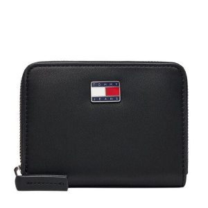 Portfel Tommy Jeans. Czarne portfele Tommy Jeans, bez wzorów, z jeansu. Za 169,99 zł.