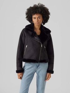 Vero Moda Kurtka "Peggy" w kolorze czarnym ze skóry syntetycznej rozmiar: XL. Czarne kurtki Vero Moda, xl, bez wzorów, z futra, bez kaptura. Za 114,44 zł.