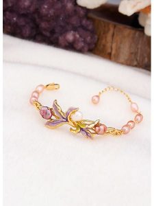 L'Atelier de Gaia Pozłacana bransoletka z perłami rozmiar: onesize. Białe bransoletki L'Atelier de Gaia, z perłą, pozłacane. Za 187,52 zł.