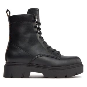 Trapery Guess. Czarne buty zimowe Guess, bez obcasa, bez zapięcia. Za 669,99 zł.