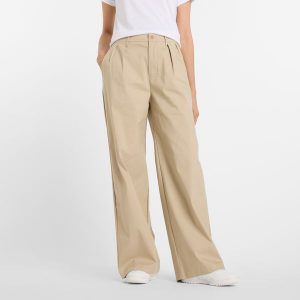 Spodnie damskie New Balance WP51538SOT – beżowe. Brązowe spodnie z wysokim stanem New Balance, bez wzorów, z bawełny, z podwyższonym stanem. Za 359,99 zł.
