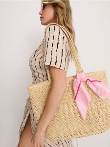 Pleciona torba na ramię z ozdobną apaszką - kremowy. Białe apaszki i chusty Sinsay, bez wzorów. Za 39,99 zł.