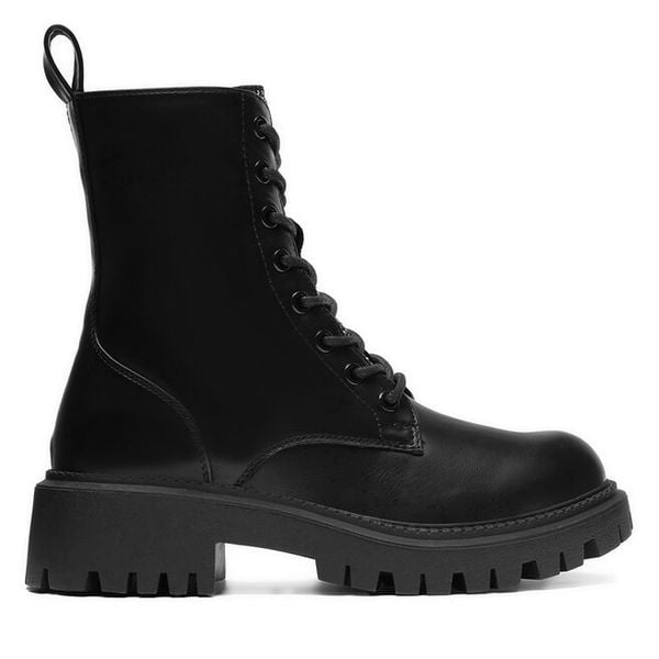 Trzewiki Jenny Fairy. Czarne botki Jenny Fairy, bez wzorów, bez obcasa, na płaskiej podeszwie, bez zapięcia. Za 129,99 zł.