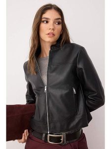 Trendyol Kurtka w kolorze czarnym ze skóry syntetycznej rozmiar: L. Czarne kurtki Trendyol, l, bez wzorów, ze skóry, bez kaptura. Za 166,49 zł.