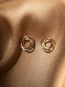 OR ÉCLAT Złote kolczyki-wkrętki "Croisade" rozmiar: onesize. Szare kolczyki OR ÉCLAT, złote. Za 393,45 zł.