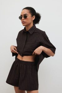 Szorty w paski w kolorze BROWN ESPRESSO - SHELLY-S. Brązowe szorty Marsala, bez wzorów, z bawełny. Za 159,90 zł.