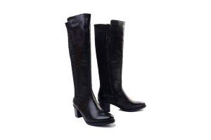 RIEKER Y2050-00 black, kozaki damskie. Czarne kozaki Rieker, na zimę, bez wzorów, z gumy, bez obcasa, na obcasie, bez zapięcia. Za 489,90 zł.