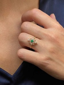 OR Carats Złoty pierścionek z kamieniami szlachetnymi rozmiar: 50. Zielone pierścionki OR Carats, z szmaragdem, złote. Za 695,99 zł.