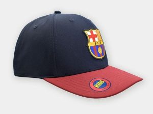 Czapka z daszkiem FC Barcelona Junior - oficjalna licencjonowana. Niebieskie czapki FC BARCELONA, bez wzorów, z poliesteru. Za 98,00 zł.
