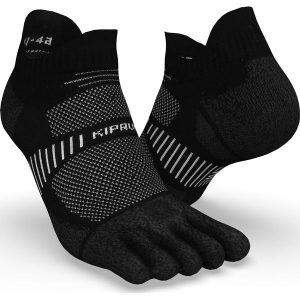 Skarpetki do biegania Kiprun Run 900 pięciopalczaste niskie cienkie. Czarne skarpetki KIPRUN, bez wzorów, z elastanu. Za 34,99 zł.