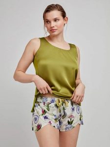 Gisela Top w kolorze zielonym rozmiar: L. Zielone szorty Gisela, l, bez wzorów, bez kołnierzyka, bez ramiączek. Za 42,95 zł.