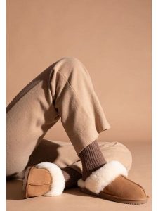 Gooce Wełniane kapcie "Wispper" w kolorze jasnobrązowym rozmiar: 36. Brązowe kapcie Gooce, bez wzorów, z wełny. Za 173,99 zł.