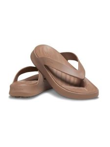 Crocs Japonki "Getaway Flip" w kolorze jasnobrązowym rozmiar: 34/35. Brązowe klapki Crocs, bez wzorów, z otwartym noskiem, bez obcasa. Za 101,45 zł.