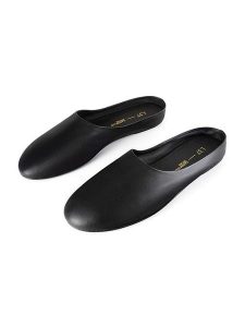 Loft37 Skórzane klapki "Allato" w kolorze czarnym rozmiar: 38. Czarne klapki Loft37, bez wzorów, bez obcasa. Za 317,62 zł.