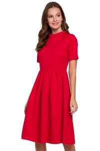 Elegancka rozkloszowana sukienka z wywiniętą stójką czerwona. Czerwone sukienki Sukienki.shop, do pracy, xxl, bez wzorów, biznesowe, bez kołnierzyka, bez ramiączek, rozkloszowane. W wyprzedaży za 202,00 zł.