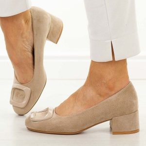 Beżowe czółenka damskie na obcasie Potocki 12825. Brązowe czółenka POTOCKI, z aplikacjami, z zamszu, z okrągłym noskiem, bez obcasa, na obcasie, bez zapięcia. Za 199,00 zł.