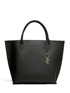 CXL by Christian Lacroix Skórzana torebka "George V" w kolorze czarnym - 32 x 45 x 11 cm rozmiar: onesize. Czarne torebki klasyczne CXL by Christian Lacroix, bez wzorów, z materiału, przez ramię, bez dodatków. Za 522,14 zł.