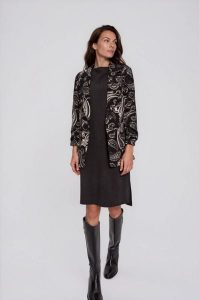 Marynarka ze wzorem paisley czarna. Czarne marynarki i żakiety MOODO, l, bez wzorów, z elastanu. Za 189,99 zł.